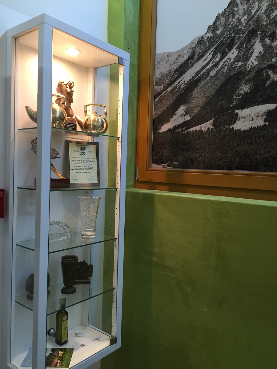 Vitrine mit Auszeichnungen, Ehrungen, Medaillen